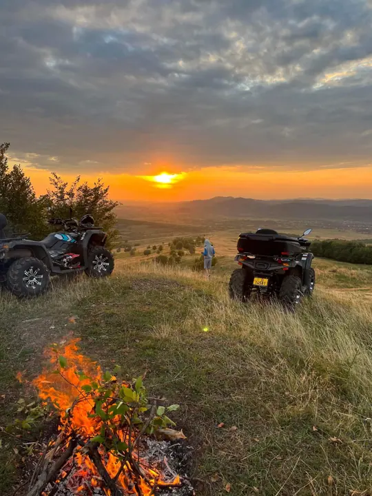Foc de tabără la apus, cu ATV-urile noastre