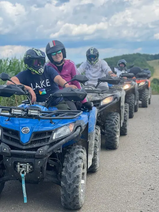 Coloană de ATV-uri pe drumul de munte