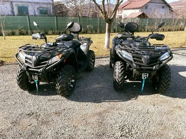 Două ATV-uri pregătite de transport