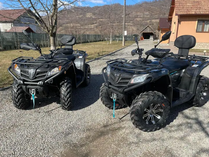 Două ATV-uri pregătite de plecare