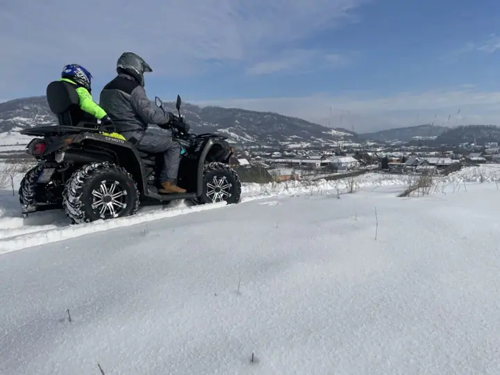 Doi pe ATV, iarna