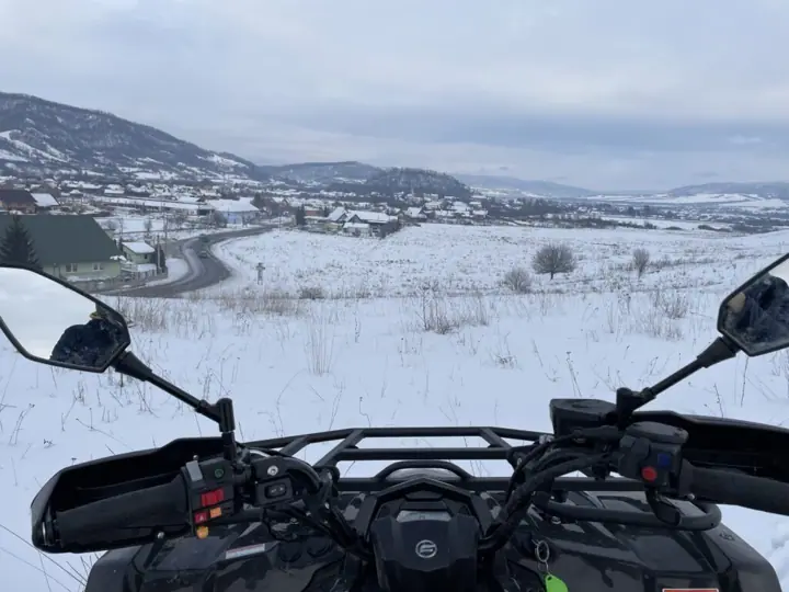 Drum înzăpezit văzut de pe ghidon