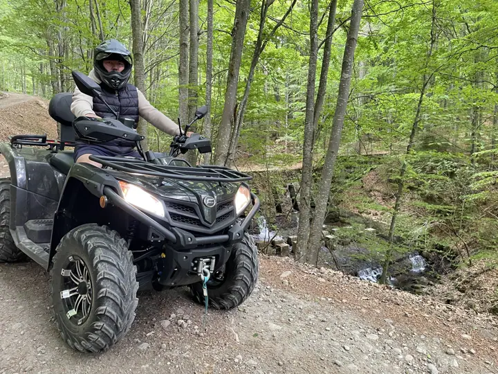 ATV cu farurile aprinse, în pădure
