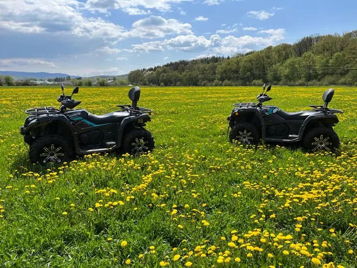 ATV-uri pe pajiște, vara